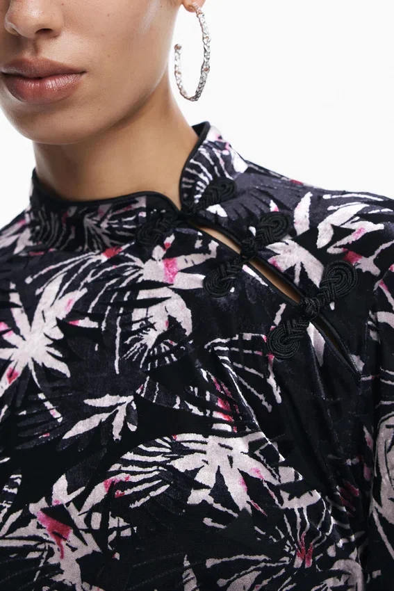 Šaty s kimono výstřihem a listovým vzorem Šaty s kimono výstřihem a listovým vzorem