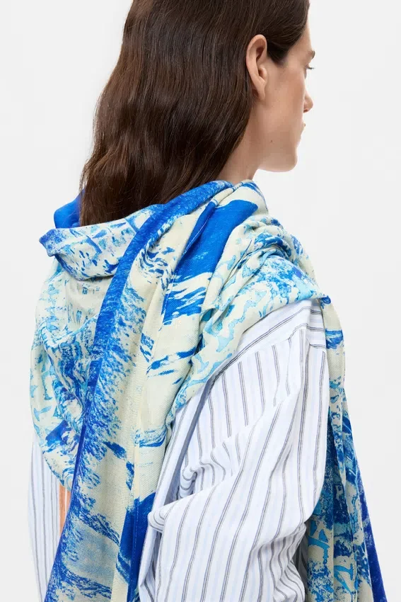 Designová šála od pana Christiana Lacroixe Designová šála od pana Christiana Lacroixe