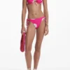 Fuchsiové bikiny s mušličkami