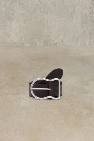 Široký kožený pás s přezkou