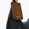 Středně velká oválná taška s reliéfním vzorem Středně velká oválná taška s reliéfním vzorem