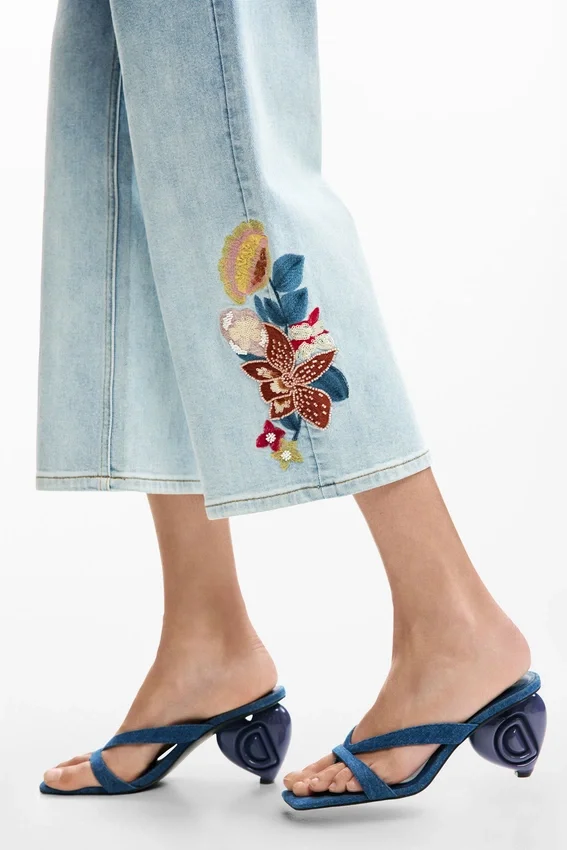 Vyšívané džíny typu culotte Vyšívané džíny typu culotte
