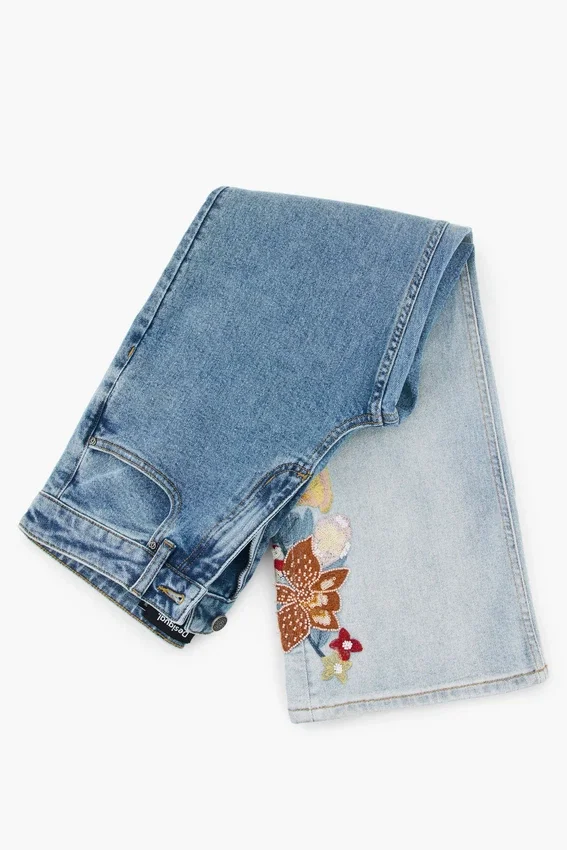 Vyšívané džíny typu culotte Vyšívané džíny typu culotte